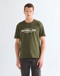MĘSKA KOSZULKA WRANGLER GRAPHIC TEE DEEP DEPTHS 112387012. T-shirty Wrangler, m, bez wzorów, bez kołnierzyka, bez ramiączek. Za 129.99 zł.