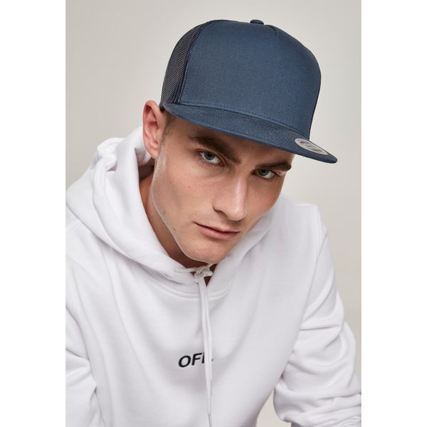 Czapka Flexfit Classique Trucker. Niebieskie czapki z daszkiem FLEXFIT, bez wzorów. Za 88.00 zł.