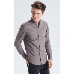 Gładka koszula slim fit - Jasny szary. Koszule marki Cropp. Za 49.99 zł.