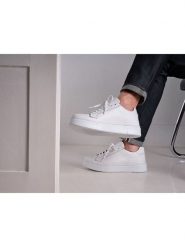 British Passport Skórzane sneakersy w kolorze białym rozmiar: 45. Białe buty sportowe casual British Passport, bez wzorów, bez zapięcia. Za 404.99 zł.