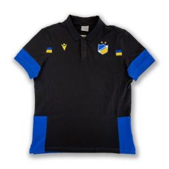 Polo piquet APOEL Nicosie Vapor Travel 2023/24. Czarne koszulki polo Macron, bez wzorów, bez kołnierzyka, bez ramiączek. Za 255.00 zł.