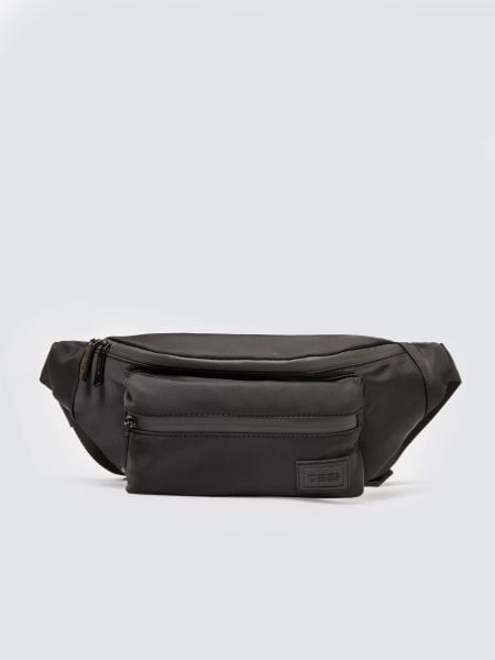 Saszetka męska typu nerka czarna Tizanor 906. Czarne saszetki i nerki BIG STAR, z aplikacjami, z gumy. W wyprzedaży za 99.99 zł.