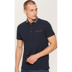 Koszulka polo z kontrastowymi detalami - Granatowy. Niebieskie koszulki polo marki House, z kontrastowym kołnierzykiem. Za 59.99 zł.