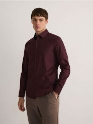 Bawełniana koszula slim fit - mahoniowy. Brązowe koszule Reserved, l, bez wzorów, z bawełny, bez kołnierzyka, bez ramiączek. W wyprzedaży za 59.99 zł.