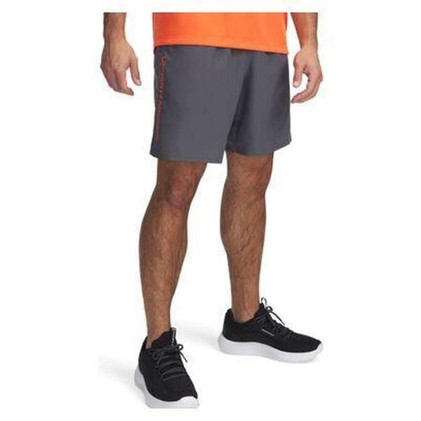 Spodenki treningowe męskie Under Armour Woven Wordmark. Szare buty treningowe Under Armour, bez wzorów, na fitness i siłownię. Za 111.41 zł.