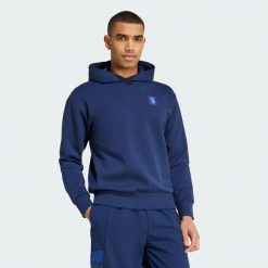 Bluza z kapturem Manchester United Seasonal Doubleknit. Niebieskie bluzy Adidas, s, bez wzorów, z dzianiny, z kapturem. Za 349.00 zł.
