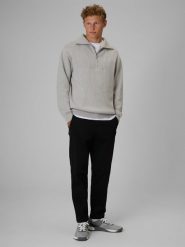 4F Spodnie casual męskie - czarne S. Czarne spodnie materiałowe 4F, na co dzień, m, bez wzorów, z bawełny, casualowe, z standardowym stanem. Za 189.99 zł.