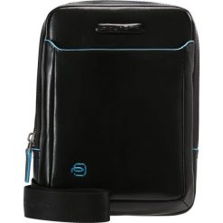 Piquadro SQUARE CROSS BODY BAG Torba na ramię nero. Torby na ramię marki Piquadro. Za 589.00 zł.
