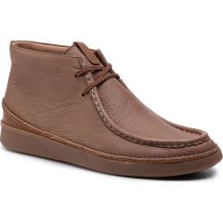 Trzewiki CLARKS - Oakland Mid 261395787 Tan Leather. Brązowe botki sznurowane Clarks, bez wzorów, z materiału, bez obcasa, bez zapięcia. W wyprzedaży za 239.00 zł.