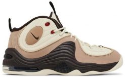 Męskie buty sportowe AIR PENNY 2. Brązowe buty turystyczne Nike, bez wzorów, z nubiku, bez zapięcia, do koszykówki. Za 902.80 zł.