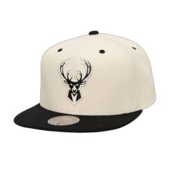 Czapka typu snapback Mitchell & Ness Evergreen Milwaukee Bucks. Białe czapki z daszkiem Mitchell & Ness, bez wzorów. Za 214.50 zł.