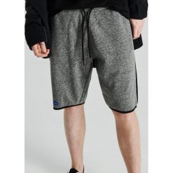 Dresowe szorty z materiałowym lampasem - Jasny szary. Krótkie spodenki sportowe marki Cropp. Za 79.99 zł.