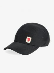 Czapka z daszkiem Fjallraven High Coast Wind Cap. Czarne czapki z daszkiem Fjällräven, bez wzorów, z materiału. Za 180.29 zł.