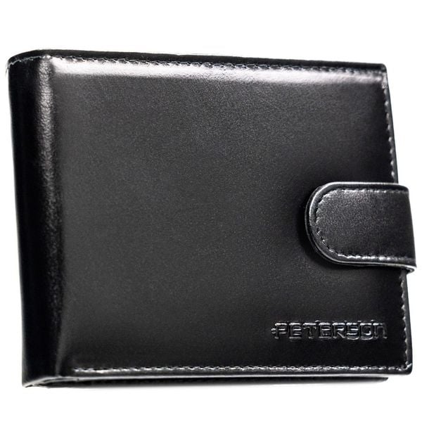 Poziomy, elegancki, czarny portfel męski ze skóry naturalnej zamykany zatrzaskiem - Peterson. Czarne portfele Peterson, bez wzorów, ze skóry. Za 136.99 zł.