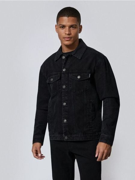 Jeansowa kurtka trucker - czarny. Czarne kurtki Sinsay, l, bez wzorów, z jeansu, bez kaptura. Za 79.99 zł.