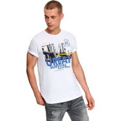 T-SHIRT Z NADRUKIEM. Białe bluzki z długim rękawem TOP SECRET, l, bez wzorów, z bawełny, bez kołnierzyka, bez ramiączek. Za 19.99 zł.