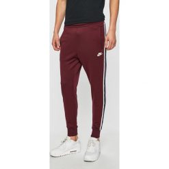 Nike Sportswear - Spodnie. Spodnie materiałowe marki Nike Sportswear. Za 199.90 zł.