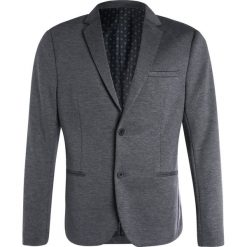 Casual Friday Marynarka dark grey melange. Garnitury marki Casual Friday, z materiału. W wyprzedaży za 376.35 zł.