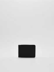 Mały portfel z imitacji skóry - czarny. Czarne portfele Reserved, bez wzorów, ze skóry. Za 59.99 zł.