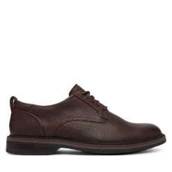 Półbuty Clarks. Brązowe eleganckie półbuty Clarks, bez wzorów, bez obcasa, bez zapięcia. Za 479.99 zł.