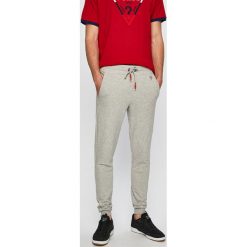 Guess Jeans - Spodnie. Spodnie materiałowe marki Guess Jeans. Za 369.90 zł.