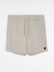 Szorty dresowe z wiązaniem - kremowy. Białe krótkie spodenki sportowe Sinsay, l, bez wzorów, z dresówki. Za 39.99 zł.