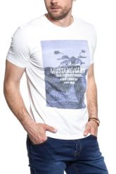 MUSTANG T SHIRT Photoprint Tee CLOUD DANCER 1007543 2020. Białe t-shirty Mustang, m, bez wzorów, bez kołnierzyka, bez ramiączek. Za 69.99 zł.