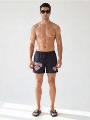 Szorty kąpielowe z nadrukiem NBA New York Knicks - szary. Szare krótkie spodenki sportowe Sinsay, l, bez wzorów. Za 39.99 zł.