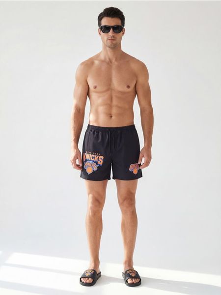 Szorty kąpielowe z nadrukiem NBA New York Knicks - szary. Szare krótkie spodenki sportowe Sinsay, l, bez wzorów. Za 39.99 zł.