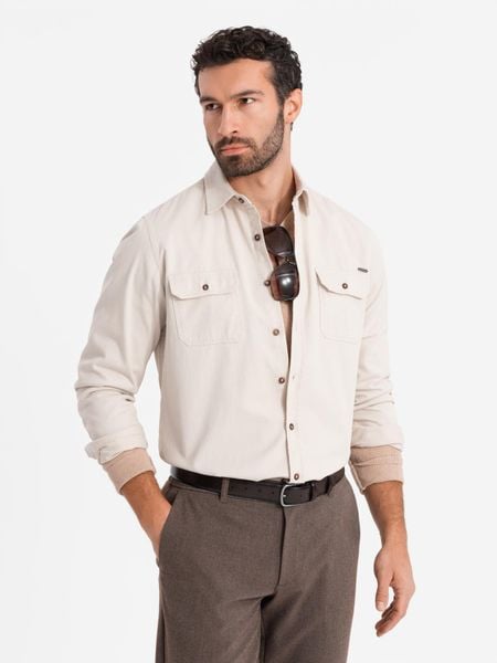 Męska bawełniana koszula REGULAR FIT z kieszeniami zapinanymi na guziki - kremowa V1 - Rozmiar: S. Białe koszule Ombre Clothing, m, bez wzorów, z bawełny, bez kołnierzyka, bez ramiączek. W wyprzedaży za 69.99 zł.