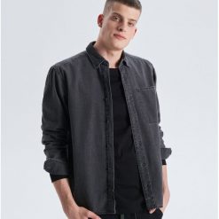 Jeansowa koszula o kroju comfort - Szary. Koszule marki Cropp. Za 99.99 zł.