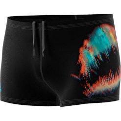 Kąpielówki w kolorze czarnym ze wzorem. Kąpielówki marki adidas Swim. W wyprzedaży za 85.95 zł.