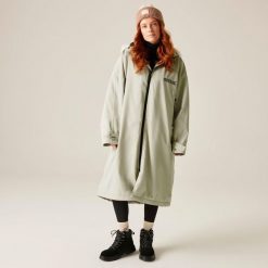 Unisex dla dorosłych wodoodporny szlafrok do zmiany. Brązowe kurtki przeciwdeszczowe Regatta, bez wzorów, bez ramiączek, bez kaptura. Za 463.00 zł.