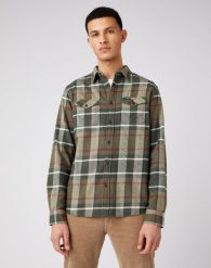 MĘSKA KOSZULA MATERIAŁOWA WRANGLER LS 2PKT FLAP SHIRT IVY GREEN W5A53WXIX 112141427. Zielone koszule Wrangler, m, bez wzorów, z materiału, bez kołnierzyka, bez ramiączek. Za 129.99 zł.