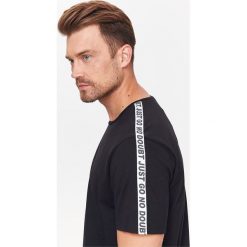 T-SHIRT MĘSKI Z KONTRASTOWYMI TAŚMAMI NA RĘKAWACH. Bluzki z długim rękawem marki TOP SECRET. W wyprzedaży za 14.99 zł.
