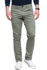 MĘSKIE SPODNIE MATERIAŁOWE WRANGLER GREENSBORO DUSTY OLIVE W15QWA275 112127116. Zielone spodnie materiałowe Wrangler, na co dzień, l, bez wzorów, z materiału. Za 199.99 zł.