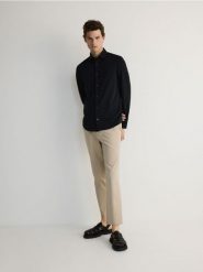 Gładka koszula slim fit - czarny. Czarne koszule Reserved, l, bez wzorów, z tkaniny, bez kołnierzyka, bez ramiączek. W wyprzedaży za 59.99 zł.