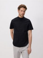 Koszula slim fit ze stójką - czarny. Czarne koszule Reserved, l, bez wzorów, z bawełny, bez kołnierzyka, bez ramiączek. Za 89.99 zł.