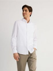 Bawełniana koszula super slim fit - biały. Białe koszule Reserved, l, bez wzorów, z bawełny, bez kołnierzyka, bez ramiączek. Za 129.99 zł.