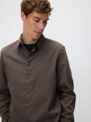 Gładka koszula slim fit - brązowy. Brązowe koszule Reserved, l, bez wzorów, z bawełny, bez kołnierzyka, bez ramiączek. Za 129.99 zł.