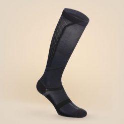 Skarpety kompresyjne Aptonia. Czarne skarpety Decathlon, bez wzorów, z bawełny. Za 69.99 zł.