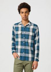 WRANGLER MĘSKA KOSZULA 2 PKT SHIRT GREEN 112357974 W5K7016823. Zielone koszule Wrangler, m, bez wzorów, bez kołnierzyka, bez ramiączek. Za 99.99 zł.