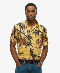 Superdry Koszula Hawaiian Resort z modalu – autentyczne nadruki kimono. Żółte koszule Superdry, na lato, m, bez wzorów, z materiału, bez kołnierzyka, bez ramiączek. Za 305.15 zł.
