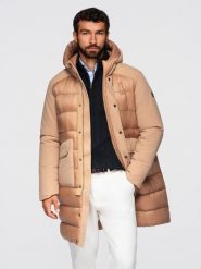 Długa pikowana kurtka męska z dużymi kieszeniami – beżowa V2. Brązowe kurtki Ombre Clothing, l, bez wzorów, z materiału, z kapturem. W wyprzedaży za 412.49 zł.