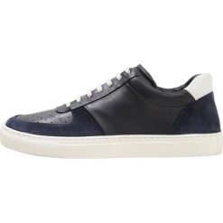Filippa K M. ROBERT LOW Sneakersy niskie navy. Buty sportowe casual marki Filippa K. W wyprzedaży za 543.95 zł.