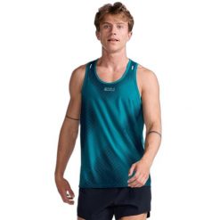 Tank top 2XU Light Speed. Niebieskie bezrękawniki 2XU, bez wzorów, bez kołnierzyka, bez ramiączek. Za 347.50 zł.