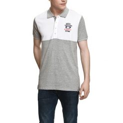 Koszulka polo w kolorze szaro-białym. Białe koszulki polo sportowe marki Camel Active, Varsity, polo. W wyprzedaży za 72.95 zł.