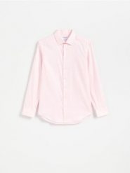 Bawełniana koszula regular fit - pastelowy róż. Czerwone koszule Reserved, l, bez wzorów, z bawełny, bez kołnierzyka, bez ramiączek. Za 139.99 zł.