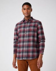 MĘSKA KOSZULA MATERIAŁOWA WRANGLER LS 1PKT SHIRT TAWNY PORT W5A13BX7O 112141408. Koszule Wrangler, m, bez wzorów, z materiału, bez kołnierzyka, bez ramiączek. Za 129.99 zł.