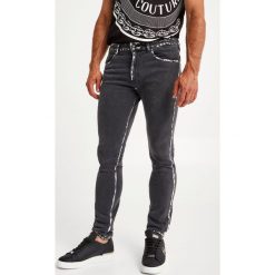 Jeansy VERSACE JEANS COUTURE. Jeansy Versace Jeans Couture, m. W wyprzedaży za 884.57 zł.